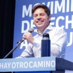 Axel Kicillof durante un acto político junto a dirigentes y militantes en la provincia de Buenos Aires.