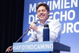 Axel Kicillof durante un acto político junto a dirigentes y militantes en la provincia de Buenos Aires.