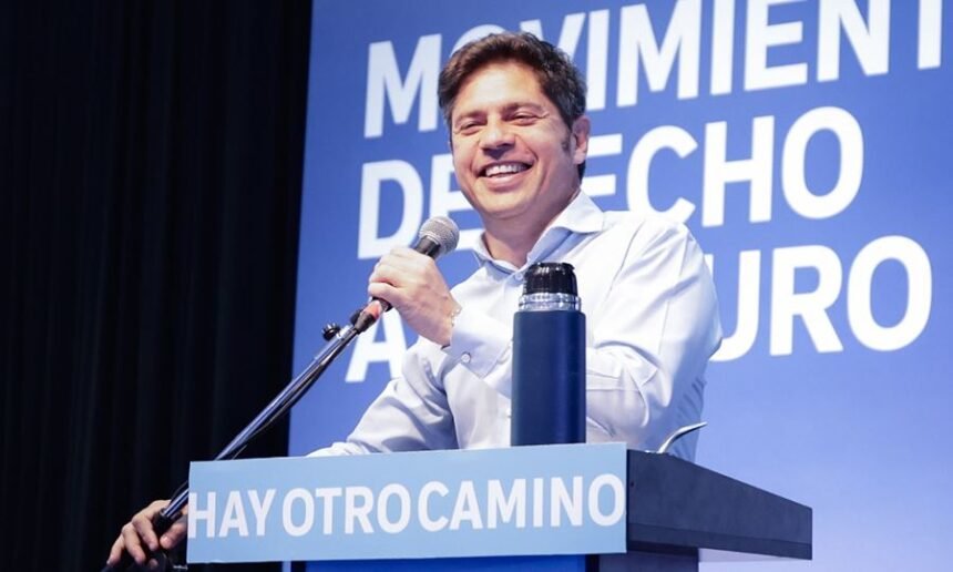 Axel Kicillof durante un acto político junto a dirigentes y militantes en la provincia de Buenos Aires.