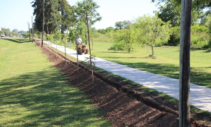 Ciclovía sur de Laguna Paiva durante los trabajos de mejora y acondicionamiento urbano.
