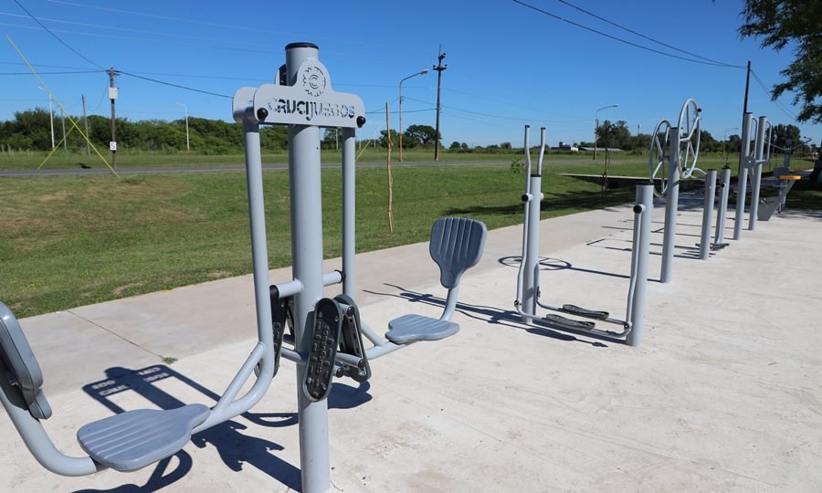 Aparatos de gimnasia instalados para promover el ejercicio al aire libre en la ciclovía sur.