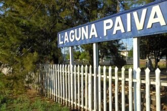 Letras corpóreas de Laguna Paiva en uno de los ingresos a la ciudad, símbolo de identidad y bienvenida para vecinos y visitantes.