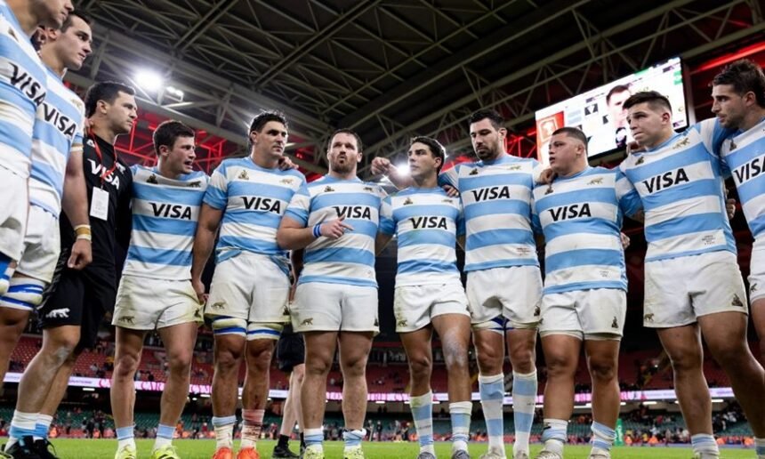 Archivo: Jugadores de Los Pumas durante una formación en un partido internacional.