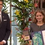 Ana Corina Sosa Machado recibe el Premio Nobel de la Paz en representación de su madre durante la ceremonia oficial en el Ayuntamiento de Oslo.