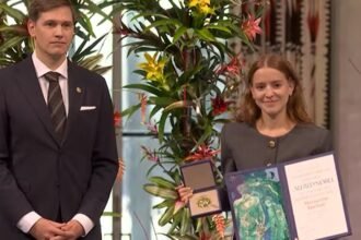 Ana Corina Sosa Machado recibe el Premio Nobel de la Paz en representación de su madre durante la ceremonia oficial en el Ayuntamiento de Oslo.