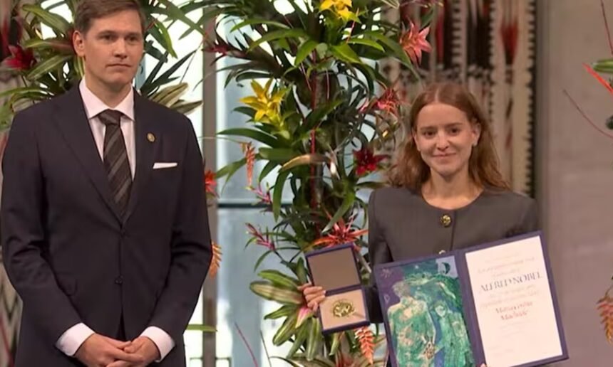 Ana Corina Sosa Machado recibe el Premio Nobel de la Paz en representación de su madre durante la ceremonia oficial en el Ayuntamiento de Oslo.