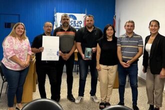 Gerardo R. Meneghetti durante el reconocimiento del Honorable Concejo Municipal de Laguna Paiva, que declaró de interés cultural su obra “El Último Redentor”.