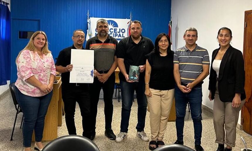 Gerardo R. Meneghetti durante el reconocimiento del Honorable Concejo Municipal de Laguna Paiva, que declaró de interés cultural su obra “El Último Redentor”.