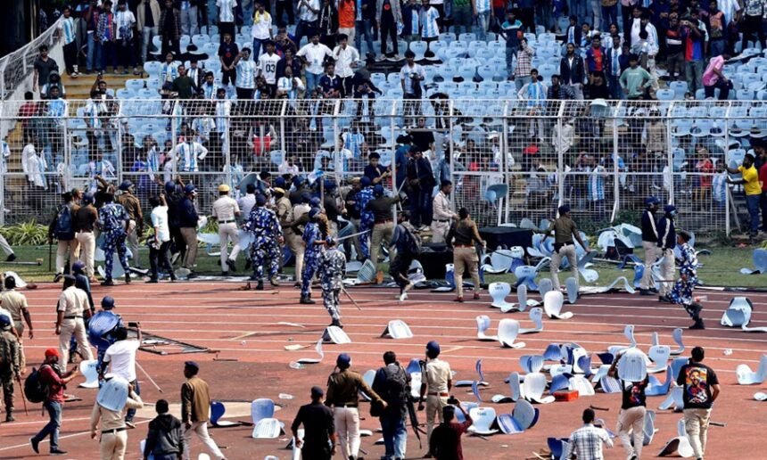 Momentos de tensión en el estadio de Salt Lake, donde se registraron incidentes tras la frustrada visita de Lionel Messi a Calcuta.