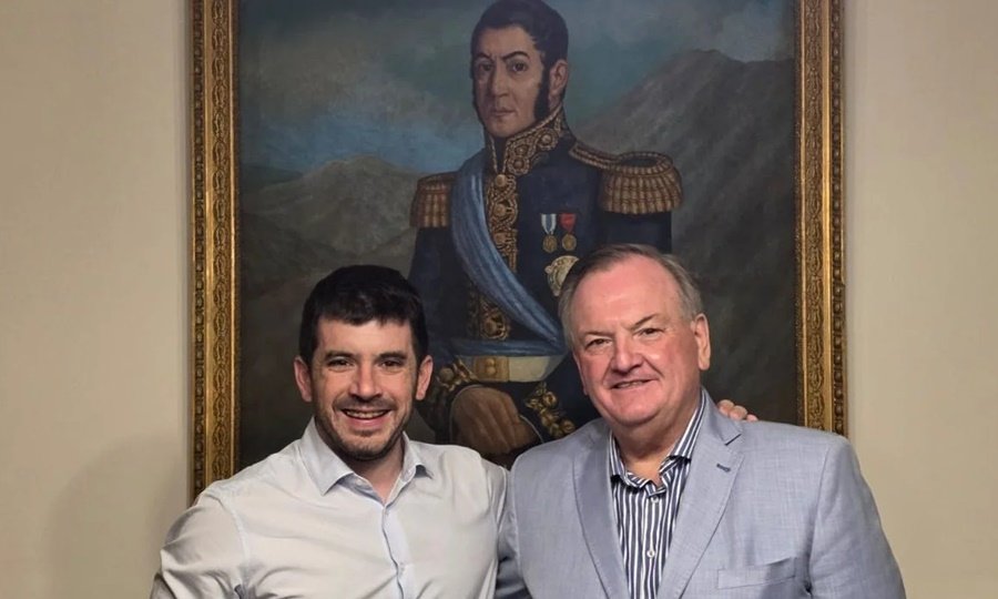 Felipe Michlig y Leonel Chiarella durante una reunión institucional en la Cámara de Senadores de Santa Fe.