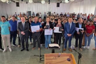 Autoridades del departamento San Cristóbal durante el acto oficial de jura por la nueva Constitución Provincial.