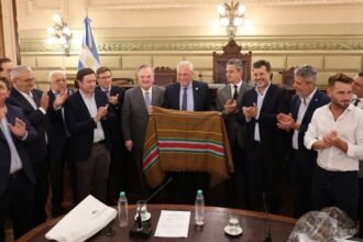 Nery Pumpido durante el homenaje realizado por la Cámara de Senadores de la provincia de Santa Fe.