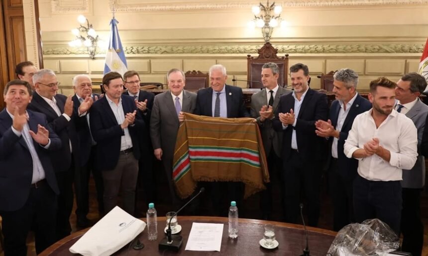 Nery Pumpido durante el homenaje realizado por la Cámara de Senadores de la provincia de Santa Fe.