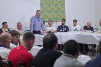 Autoridades, dirigentes y representantes de los clubes durante el sorteo de la Copa Departamento San Cristóbal de Fútbol realizado en Arrufó.