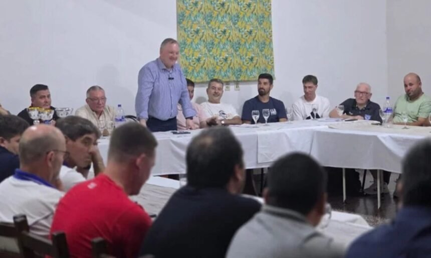 Autoridades, dirigentes y representantes de los clubes durante el sorteo de la Copa Departamento San Cristóbal de Fútbol realizado en Arrufó.