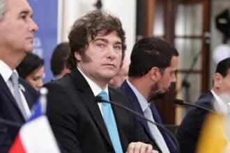 Javier Milei durante una cumbre del Mercosur, en una reunión con líderes de la región.