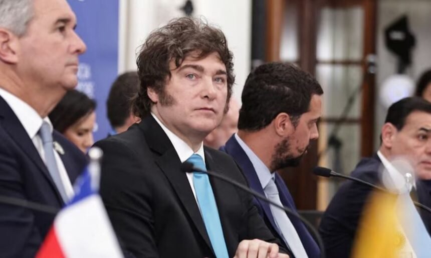 Javier Milei durante una cumbre del Mercosur, en una reunión con líderes de la región.