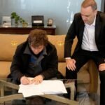 Javier Milei y Manuel Adorni durante la firma de documentación oficial en Casa Rosada.