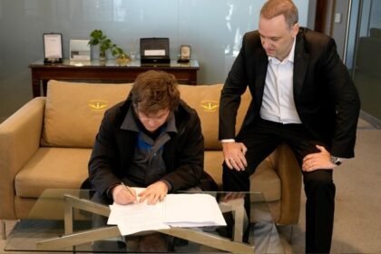 Javier Milei y Manuel Adorni durante la firma de documentación oficial en Casa Rosada.