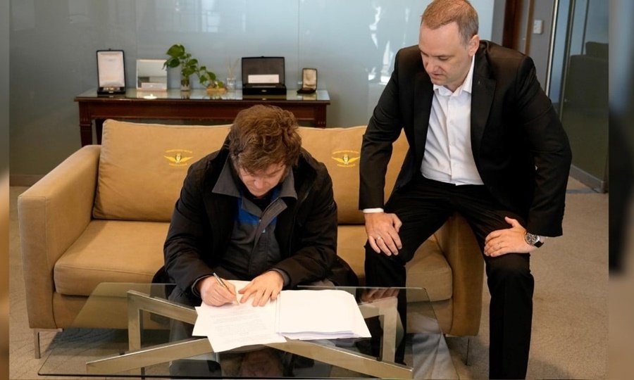 Javier Milei y Manuel Adorni durante la firma de documentación oficial en Casa Rosada.