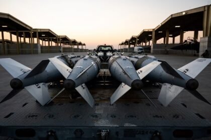 Misiles estadounidenses durante una operación militar en el marco de acciones contra grupos extremistas.