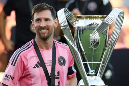 Lionel Messi celebra junto a la MLS Cup, en un nuevo capítulo de su trayectoria llena de títulos.