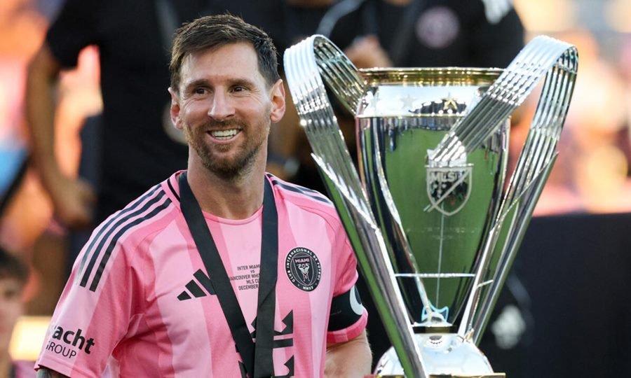 Lionel Messi celebra junto a la MLS Cup, en un nuevo capítulo de su trayectoria llena de títulos.