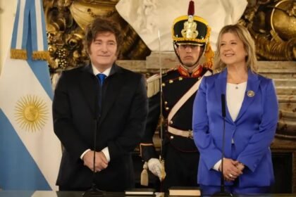 Momento en que el presidente toma juramento a la nueva ministra de Seguridad en el Salón Blanco de la Casa Rosada.