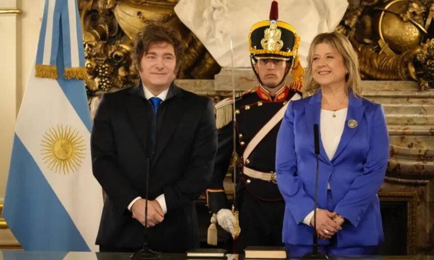 Momento en que el presidente toma juramento a la nueva ministra de Seguridad en el Salón Blanco de la Casa Rosada.