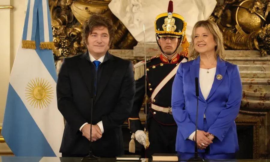 Momento en que el presidente toma juramento a la nueva ministra de Seguridad en el Salón Blanco de la Casa Rosada.