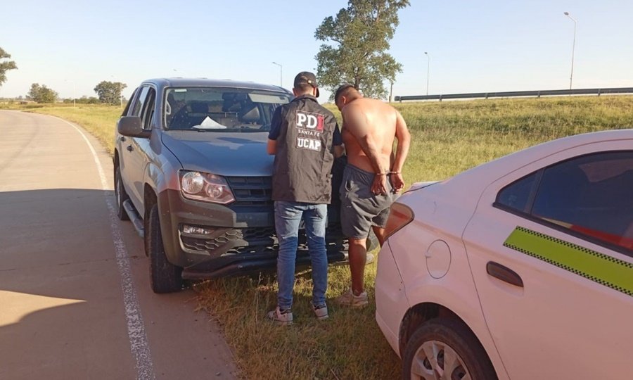 Momento de la detención de Darío Oscar M., alias “Cheche”, durante un operativo de la Policía de Investigaciones en la autopista Rosario-Córdoba.