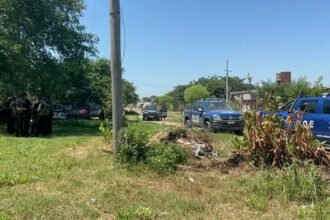 Escenario del ataque armado en Carlos Leumann y Diagonal Obligado, en barrio Loyola Sur, donde se registró la balacera que dejó tres muertos y dos heridos.
