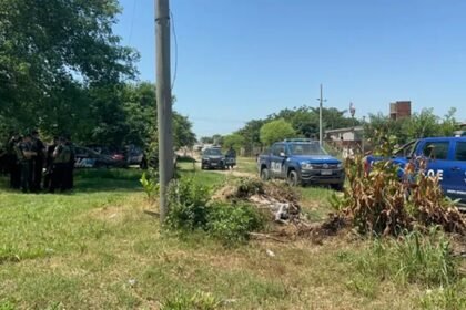Escenario del ataque armado en Carlos Leumann y Diagonal Obligado, en barrio Loyola Sur, donde se registró la balacera que dejó tres muertos y dos heridos.