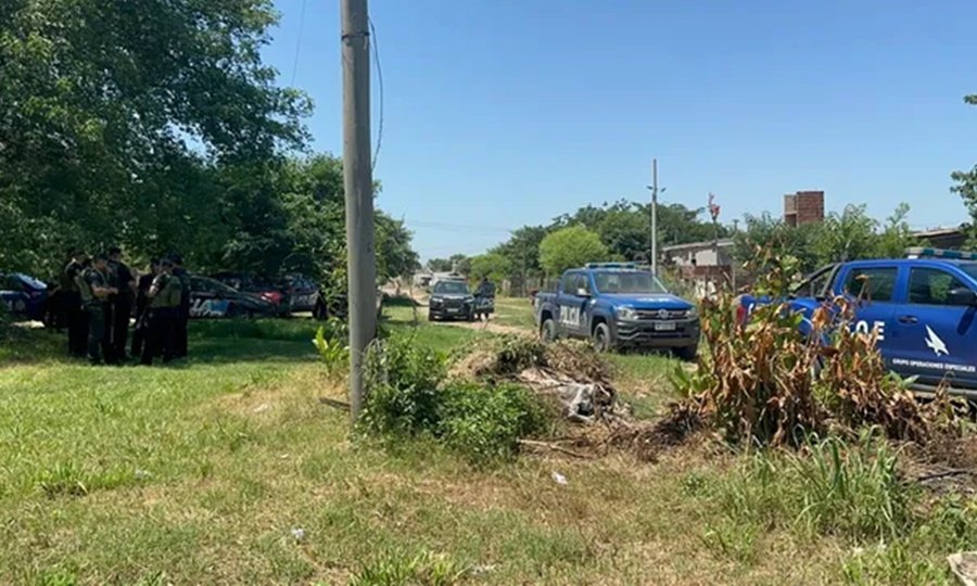 Escenario del ataque armado en Carlos Leumann y Diagonal Obligado, en barrio Loyola Sur, donde se registró la balacera que dejó tres muertos y dos heridos.