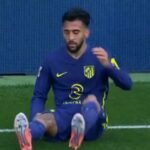 Nico González se toma la parte posterior de la pierna tras sufrir una molestia durante el partido entre Atlético de Madrid y Girona por LaLiga.