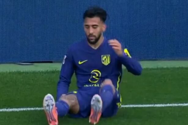 Nico González se toma la parte posterior de la pierna tras sufrir una molestia durante el partido entre Atlético de Madrid y Girona por LaLiga.