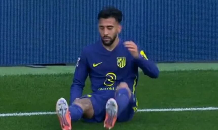 Nico González se toma la parte posterior de la pierna tras sufrir una molestia durante el partido entre Atlético de Madrid y Girona por LaLiga.