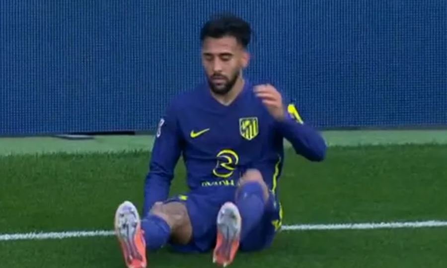Nico González se toma la parte posterior de la pierna tras sufrir una molestia durante el partido entre Atlético de Madrid y Girona por LaLiga.