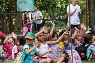 Personal docente y no docente participa de la capacitación sanitaria para colonias municipales en la Estación Belgrano, con eje en vacunación y prevención de enfermedades.