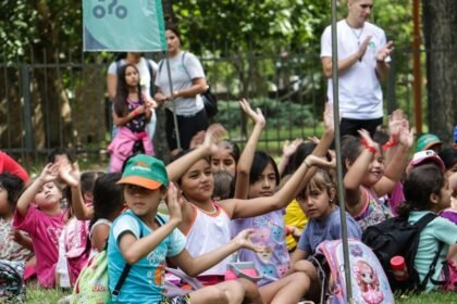 Personal docente y no docente participa de la capacitación sanitaria para colonias municipales en la Estación Belgrano, con eje en vacunación y prevención de enfermedades.