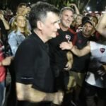 Ignacio Boero celebra junto a socios e hinchas tras conocerse los resultados oficiales de las elecciones en Newell’s Old Boys.