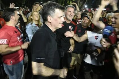 Ignacio Boero celebra junto a socios e hinchas tras conocerse los resultados oficiales de las elecciones en Newell’s Old Boys.