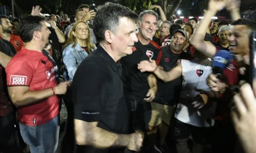 Ignacio Boero celebra junto a socios e hinchas tras conocerse los resultados oficiales de las elecciones en Newell’s Old Boys.