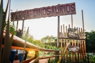 Acceso principal al Parque de Puerto General San Martín, ubicado sobre Avenida Córdoba, a pocos metros de la autopista Brigadier Estanislao López.