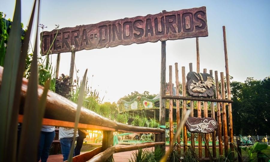 Acceso principal al Parque de Puerto General San Martín, ubicado sobre Avenida Córdoba, a pocos metros de la autopista Brigadier Estanislao López.