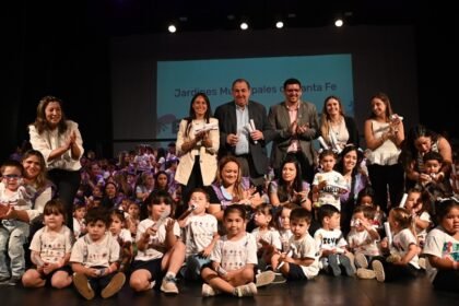 Acto de egreso de los Jardines Municipales en el Teatro Municipal 1° de Mayo.