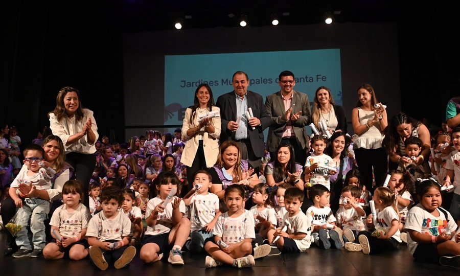 Acto de egreso de los Jardines Municipales en el Teatro Municipal 1° de Mayo.