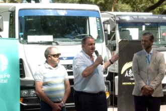 El intendente Juan Pablo Poletti durante la presentación de nuevas maquinarias y vehículos incorporados a la flota municipal.