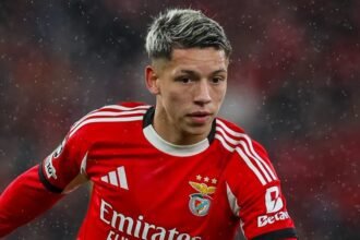 Gianluca Prestianni en una acción de juego durante un partido oficial