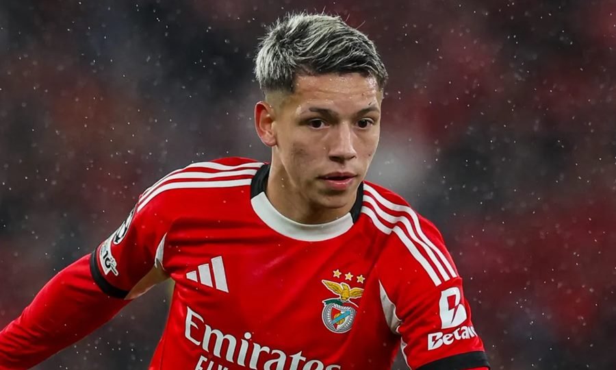 Gianluca Prestianni en una acción de juego durante un partido oficial